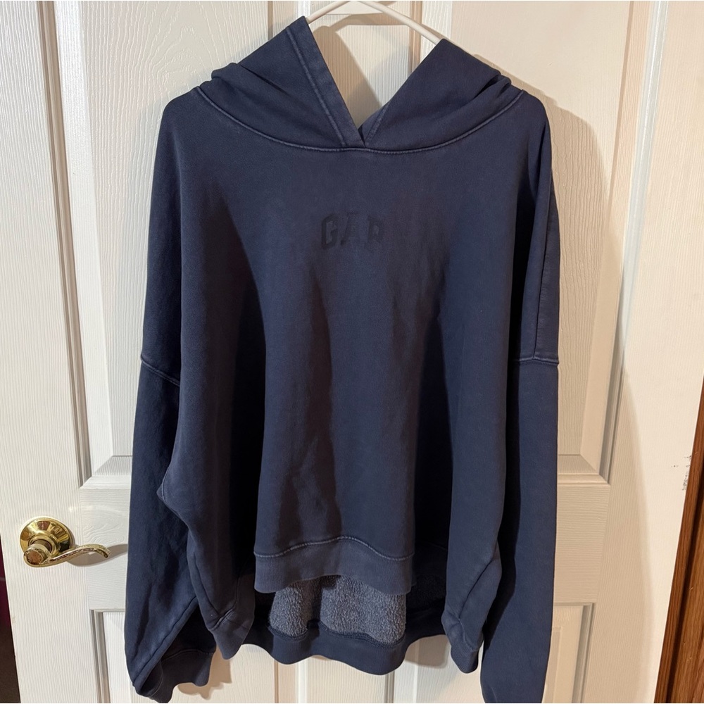 Relaxed Gap Mini-Logo Cropped Hoodie